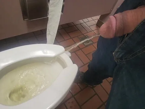 Madpisser takes a big dong nearly public like a champ - out-and-out pee action!